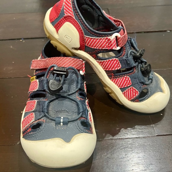 Keen Hiking Sandals Round Toe Blue and Red Footwear - Picture 1 of 11